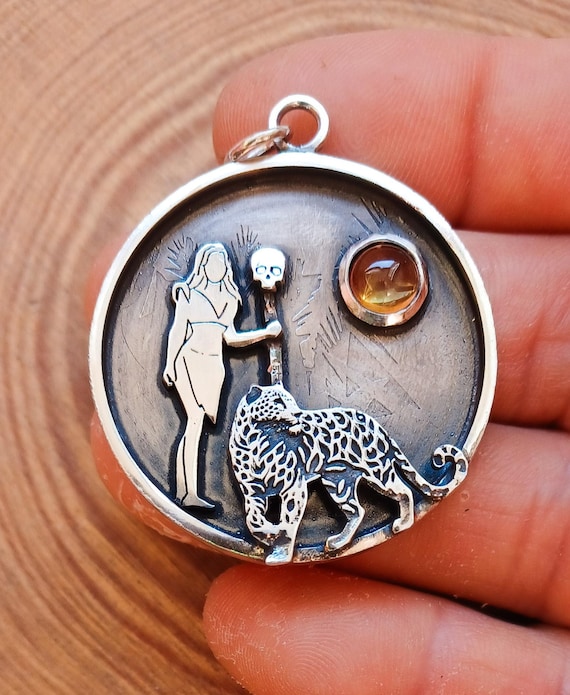 Colgante jaguar plata y mujer guerrera, collar jaguar animal de poder, joyería animal chamánico