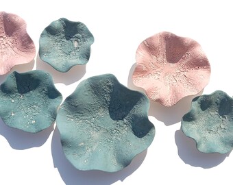 Teal & Pink Keramik Wandskulpturen Set - Organic Modern Wall Art - 7 Teile mit Aufhänger