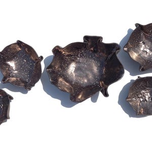 Bronze & Schwarz Keramik Blumenkacheln: Handgemachte Wandskulptur, 5er-Set