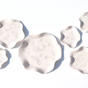 Weiße Keramik Blumen Wand Kunst Set - Handgemachte Blumen Skulptur Dekor, 6er-Set