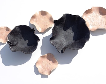 Schwarz & Beige Keramik Blumenkacheln - Keramik Wandkunst - Moderne Blumenskulptur - 6er Set
