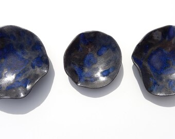 Esculturas de porcelana azul y negra para pared (juego de 3) - Instalación de cerámica