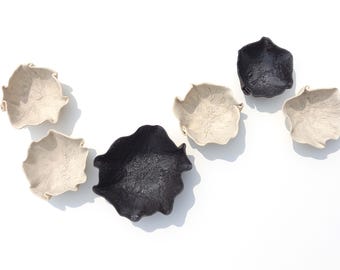 Conjunto de arte mural de tulipanes en porcelana negra y beige - Escultura de cerámica texturizada hecha a mano - Por encargo