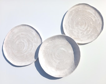 Große weiße Keramikfliesen - Kunst für die Wandinstallation - Minimalistische Skulptur - 3er Set