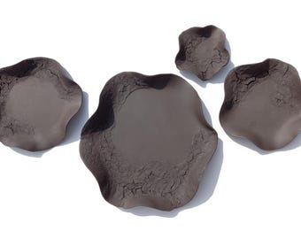 Azulejos de pared de cerámica negra carbón oscuro con forma de flor: escultura de pared hecha a mano, hecha por encargo.