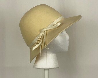 Cream Felt Fedora Small Women's Hat Seventies Bow Accent Off White 22 Inch Band Minimal