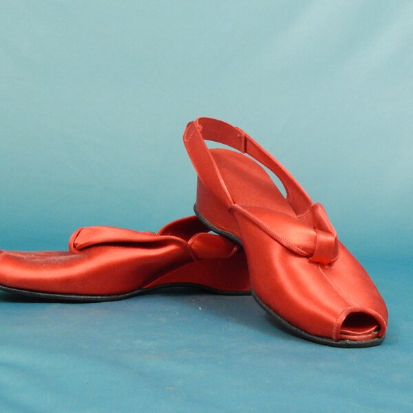 Daniel Green Red Satin Slippers 7.5 2A Narrow 2A75 Low Heel Boudoir Slingback Shoes Women's Shoes 50s