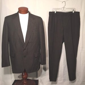 Brown Glen Plaid Men&#39;s Suit Large 44R 36 x 30 Saxony Hall 2 Button 2 Piece Gold Red Blue Stripes 90’s Nineties Goodnight&#39;s Made in USA