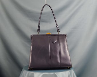 Bolso azul medianoche de los años 50 con asa superior, medallón, acento militar, candado de latón, bolso de bolsillo de los años 50