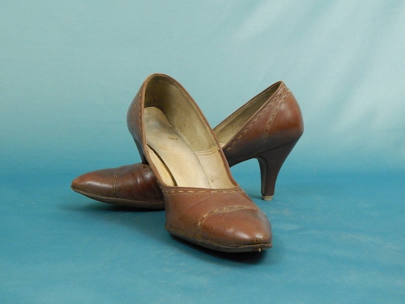 Brown Fifties Pointed Toe Pumps 7.5 AA Narrow Hee… - image 1