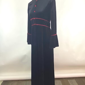Black Goth Vampire Dress Small Velour Red Accent Button Nehru Collar House Dress Zipper Front Robe Pockets Eighties Polyester Long Sleeve