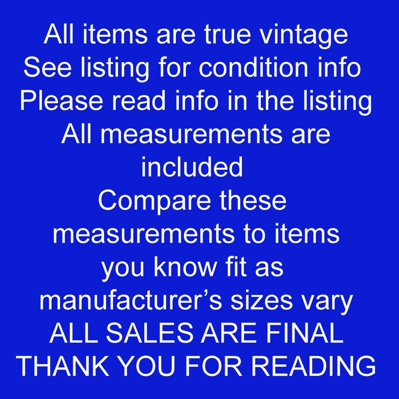 Op de afbeelding: Witte tekst op een blauwe achtergrond: "Alle items zijn echte vintage. Zie de aanbieding voor informatie over de staat. Lees de informatie in de aanbieding. Alle maten zijn inbegrepen. Vergelijk deze maten met items die je passen, want de maten van de fabrikant vari&euml;ren. ALLE VERKOOP IS DEFINITIEF. BEDANKT VOOR HET LEZEN."