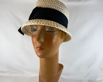 Sombrero cloche de paja crema pequeño años sesenta gran cinta negra celofán mod 20's minimalista