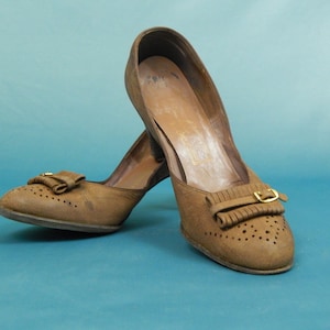 Brown Tassel Brogue Pumps 7.5 AA Narrow Fringe Buckle Wooden Heel Avonettes Early 50&#39;s Fifties Women&#39;s Shoes Heels AS IS