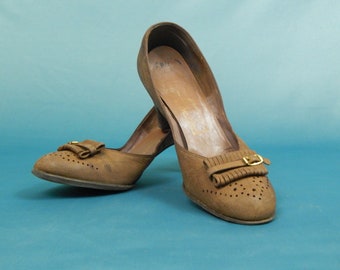 Brown Tassel Brogue Pumps 7.5 AA Narrow Fringe Buckle Wooden Heel Avonettes Early 50's Fifties Women's Shoes Heels AS IS