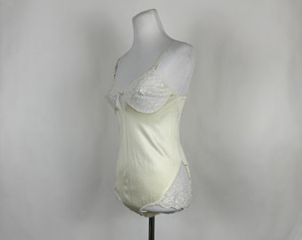 Cream White Lace Teddy 32 XS Extra Small Vanity Fair Pale Yellow Adjustable Straps Nylon 80's Made in USA