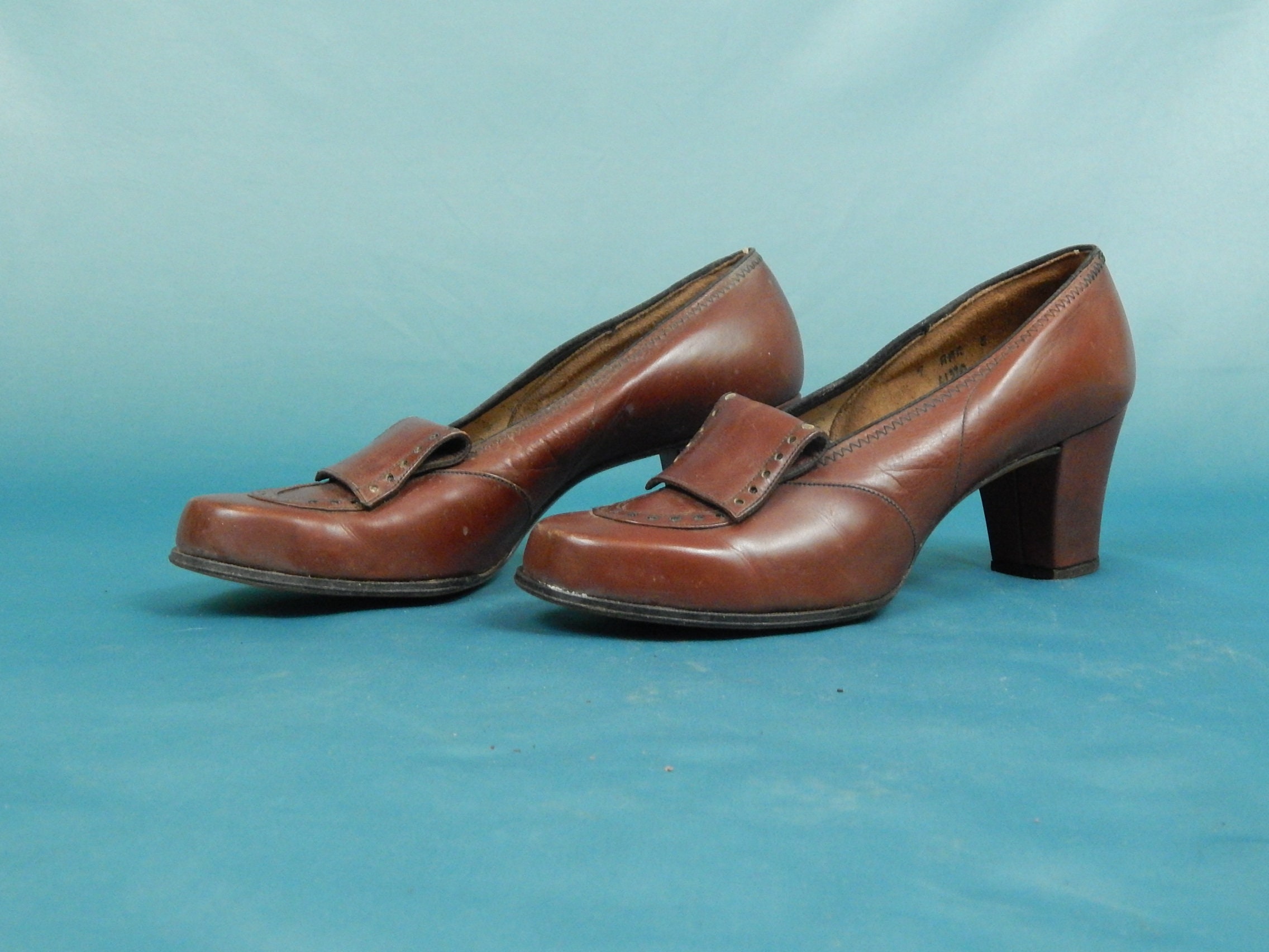 brown chunky heel pumps