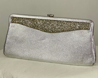 Bolso de noche plateado Monedero Clutch Plata Lame Botón Cierre Asa de cadena Años 60 Años 60 Interior rubor Brillo texturizado