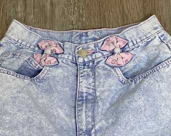 90s Acid Wash Mom Jean Shorts: Pink Paisley Bow, High Waist (XS)