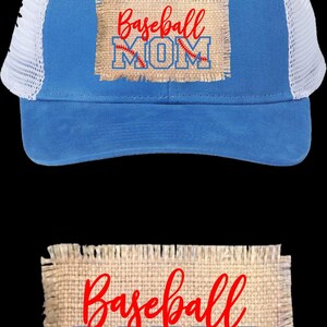 Może przedstawiać: Niebieska czapka bejsbolowa z białą siatką z tyłu. Czapka ma napis "Baseball MOM" w kolorze czerwonym i niebieskim na naszywce z juty. Projekt zawiera ścieg baseballowy.