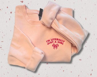 I’m Literal Just A Girl – Besticktes Sweatshirt mit Rundhalsausschnitt • Unisex • Weicher Fleece • Trendiges Geschenk für Sie