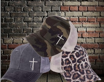 Hinten die blaue bestickte Mütze