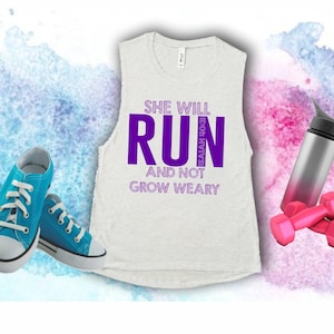Könnte beinhalten: Ein weißes Tanktop mit dem lila Text "SHE WILL RUN AND NOT GROW WEARY". Das Bild zeigt türkisfarbene Turnschuhe, eine silberne Wasserflasche und zwei rosa Kurzhanteln, passend zum Thema Fitness.