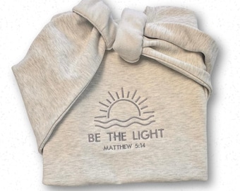 Be The Light besticktes Rundhals-Sweatshirt: Kuscheliges, Unisex - weiches Fleece-Mischgewebe