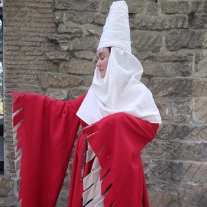 Houppelande medieval woman dress, red wool hopalanda arf lined in linen with wide sleeves with crenellated finish, late 14th and early 15th
