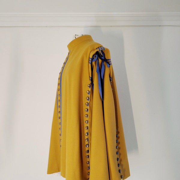 Manteau jaune mousquetaire, Tabard ou cape en laine avec bordures bleues et manches amovibles pour reconstitution historique, costume du XVIIe siècle
