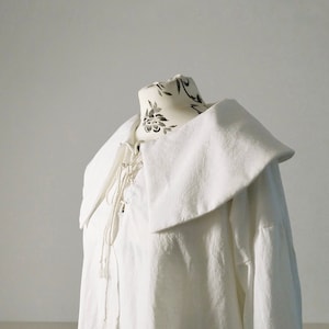 Musketeer&#39;s shirt, linen white shirt with wide collar for 17th century historical reenactment and LARP, loose-fitting shirt for pirate
