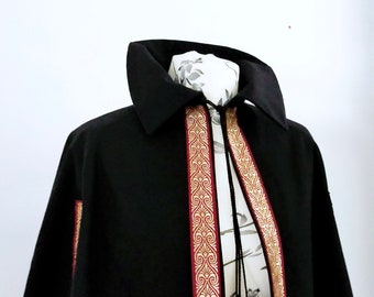 Fencing cape, rapier and sword cape made of black twill, decorated with trims, with slits on the sides, 17th century reenactments and LARP