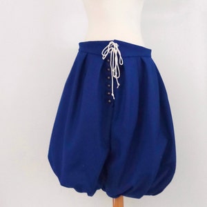 Trunkhose, 17e-eeuwse broek. Blauwe pofbroek, wijde wollen broek uit het begin van de 17e eeuw, geschikt voor historische re-enactment en LARP.