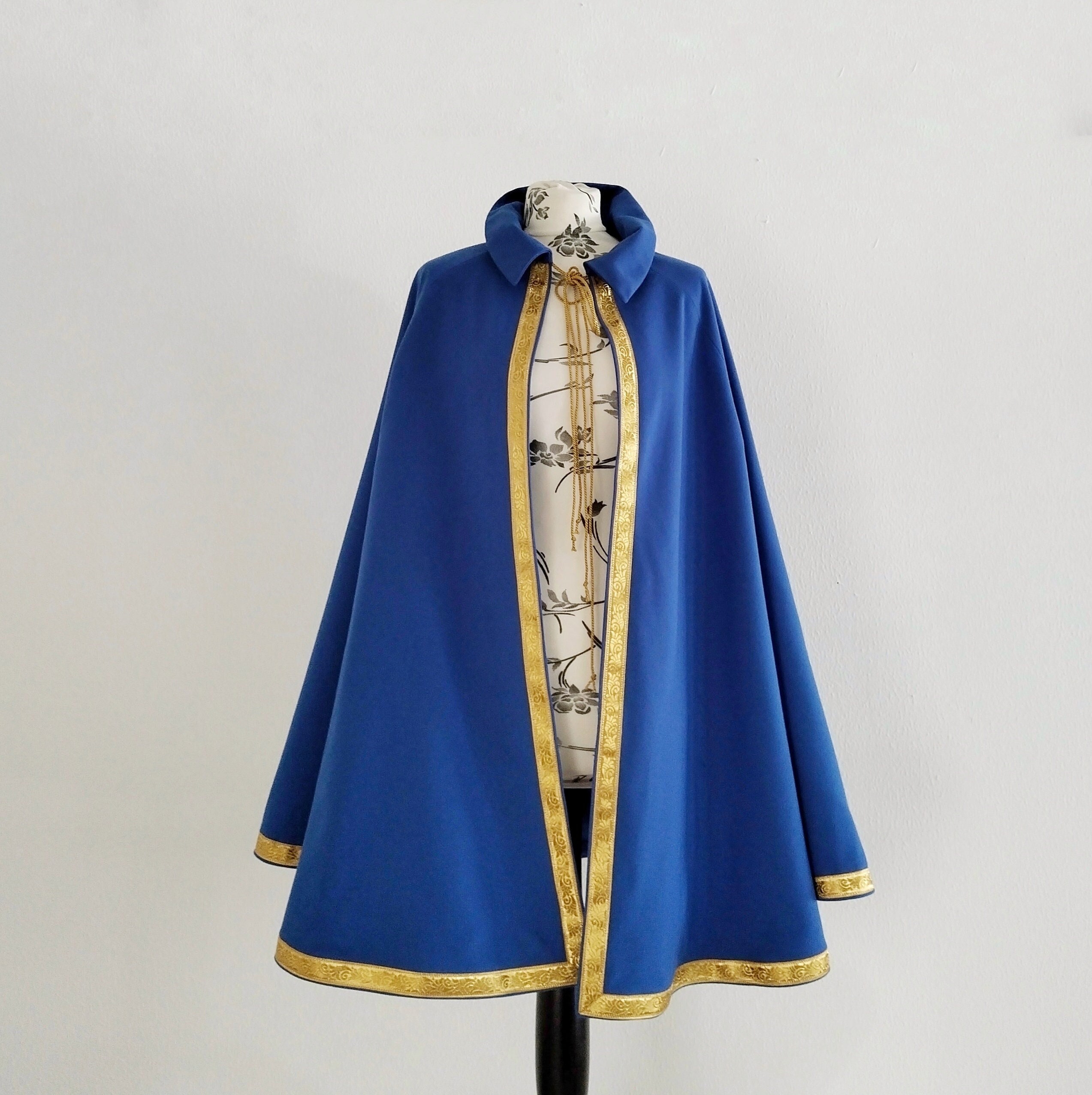 Demi-cape d'escrime en sergé bleu, décorée de galons dorés, avec
