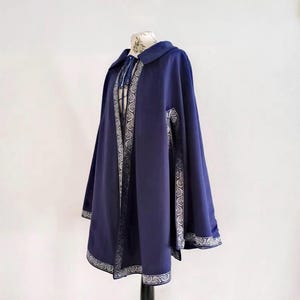 シルバーの縁取りが施されたダークブルーのツイルフェンシングケープ。レイピアや剣の練習、再現劇、LARPの衣装に最適な、手作りの歴史的な決闘用マントです。