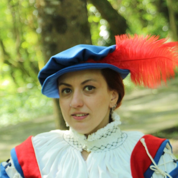 Coiffe de reconstitution historique, chapeau renaissance bleu en laine avec une plume, casquette élisabéthaine pour reconstitution et LARP, bonnet tudor