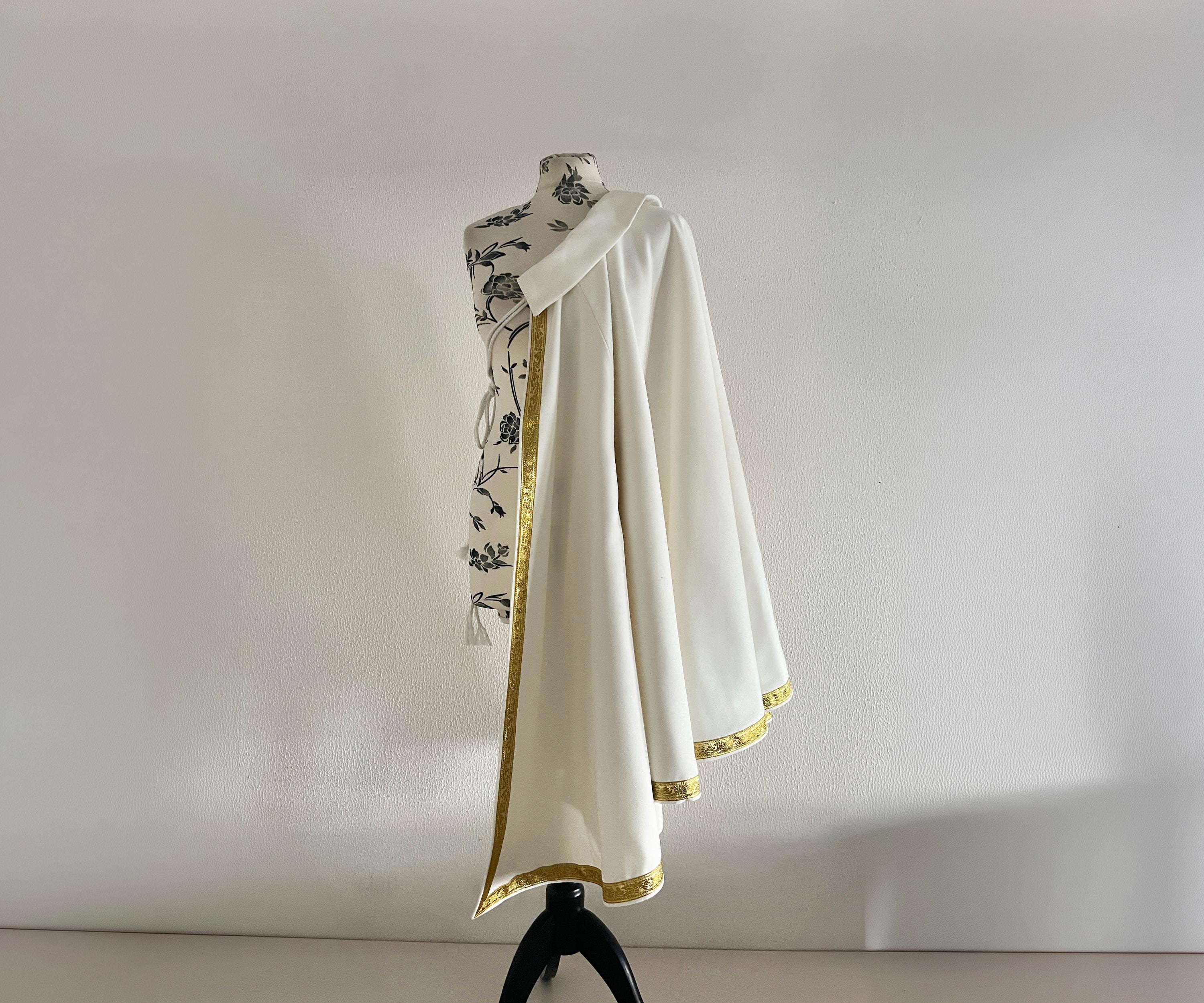 White dueling cape in twill with gold trim, short 17th century cloak for historical costume, LARP or stage wear