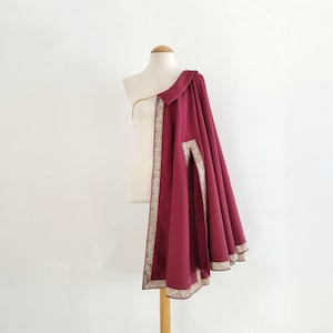 Rapier and sword fencing cape made of maroon twill, decorated with trims, with slits on the sides, 17th century reenactments and LARP