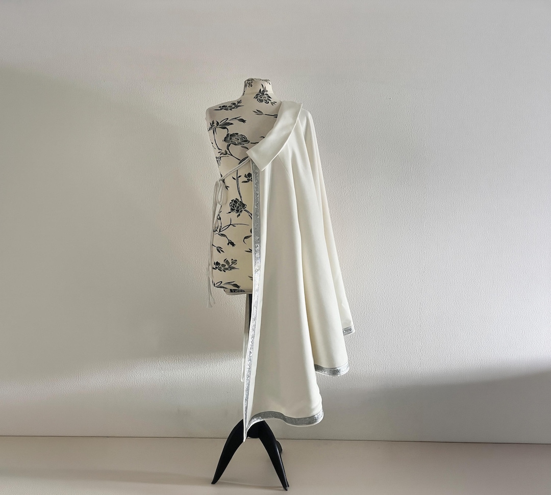 Rapier Fencing Cape in White Wool With Silver Trim Short Dueling Cape ...