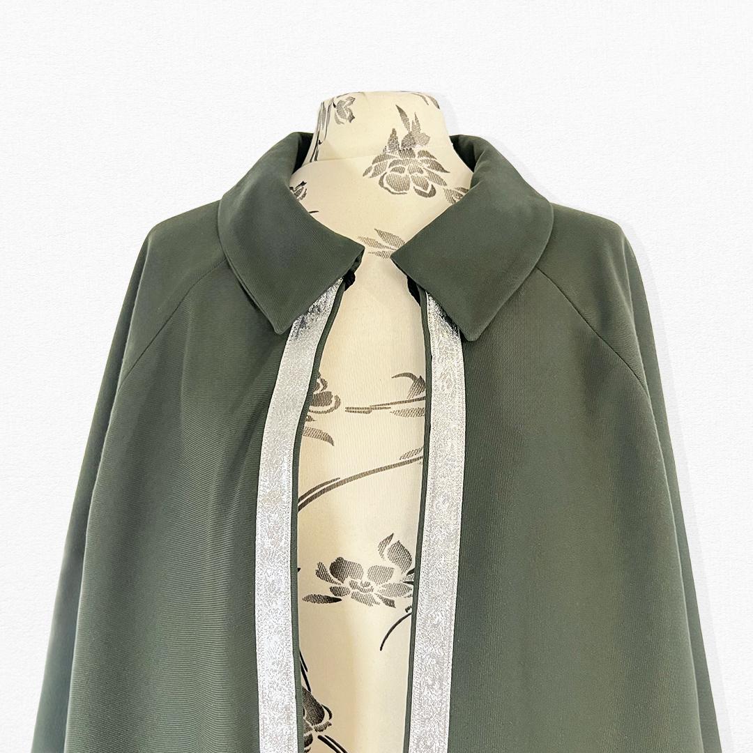 片肩のマント、緑のツイルで作られた半ケープ、銀の縁取りで飾られ