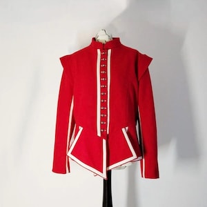 Gibão vermelho renascentista de lã com debrum de algodão branco, jaqueta de mosqueteiro do século XVII para reconstituição histórica e traje de LARP.
