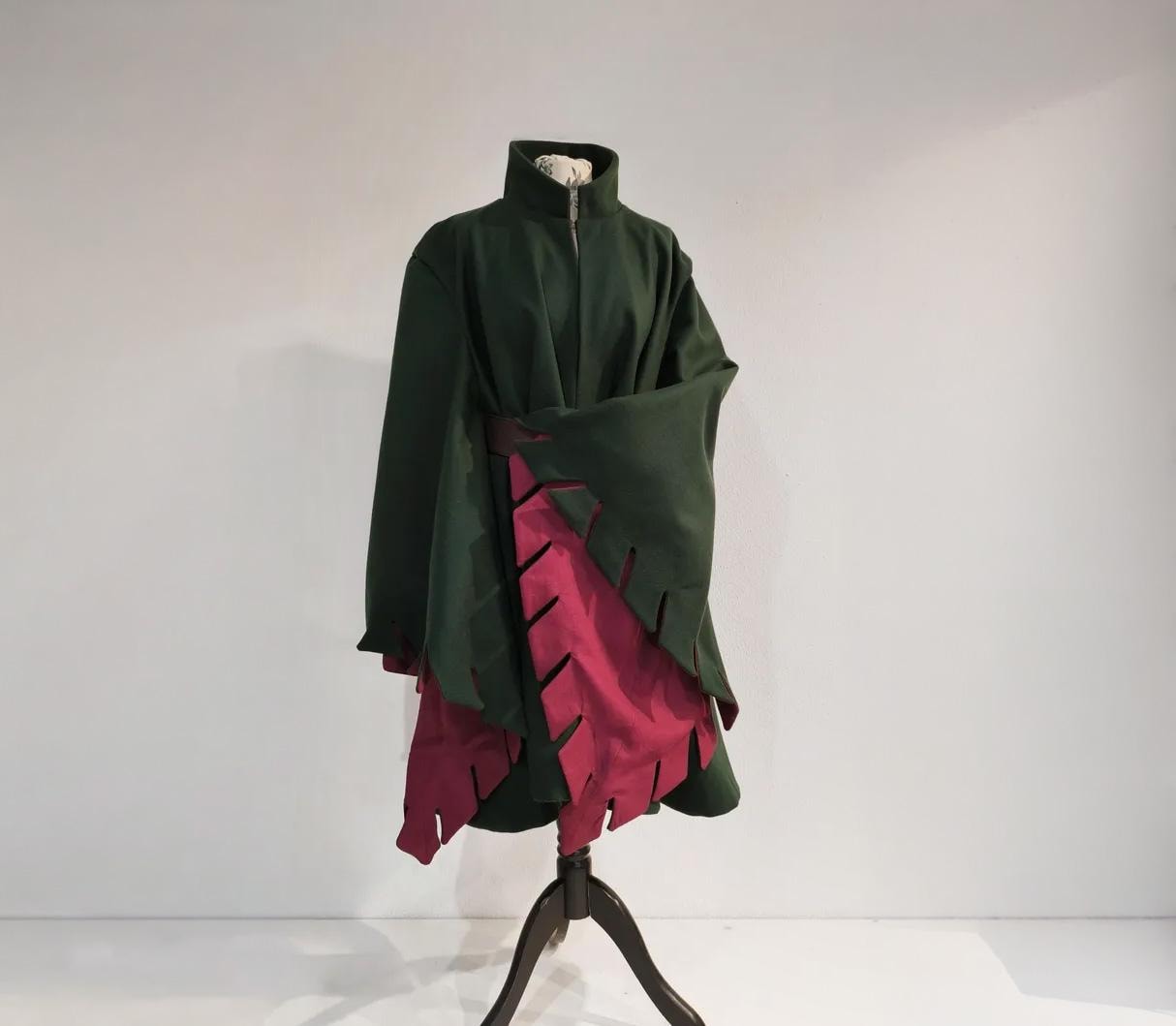 Short houppelande in green wool with dagged sleeves
