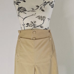 Regency-Hose. Lange Kniebundhosen aus der Empirezeit in Cremeweiß. Hosen um 1800 mit Knopfleiste. Historische Nachstellung des frühen 19. Jahrhunderts.
