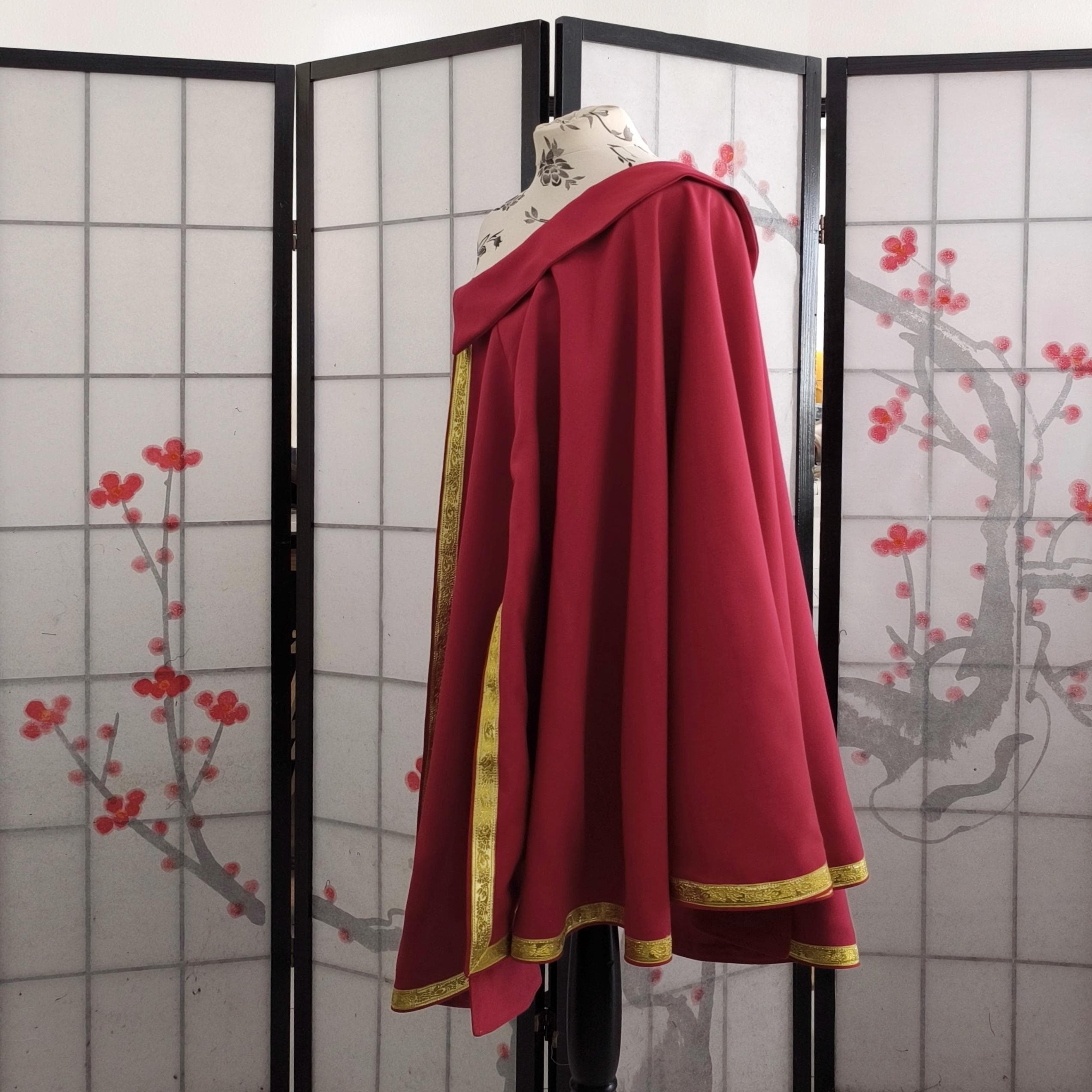 Generisch Wool hooded cape with delicate brass brooch