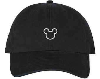 Könnte beinhalten: Eine schwarze Baseballkappe mit einer weißen gestickten Mickey-Maus-Silhouette.
