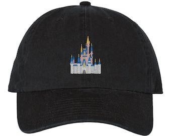 Boné estilo "Dad Hat" com estampa do Castelo da Cinderela da Disney World em tom pêssego - Monograma personalizado disponível - 12 cores disponíveis! Tamanhos adulto/infantil disponíveis.