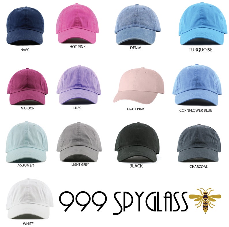 K&ouml;nnte beinhalten: Eine Sammlung von 12 leeren Baseballkappen in verschiedenen Farben, darunter Marineblau, Pink, Denim, T&uuml;rkis, Rotbraun, Lila, Hellrosa, Kornblumenblau, Aqua/Mint, Hellgrau, Schwarz, Anthrazit und Wei&szlig;. Die Kappen sind in einem Raster angeordnet, mit dem Markennamen "999 SPYGLASS" und einem Bienenlogo am unteren Rand.
