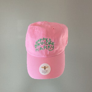 Bestickte Baseball Mütze mit Namen von happee Birthdae Cake. Geburtstagsmütze. Jugend und Erwachsenengröße erhältlich