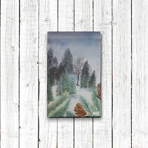 Puede incluir: Una pintura de acuarela que representa una escena de bosque nevado con pinos y una ligera capa de nieve en el suelo. La pintura tiene un ambiente suave y de ensueño, ideal para agregar un toque de naturaleza a la decoración de tu hogar.