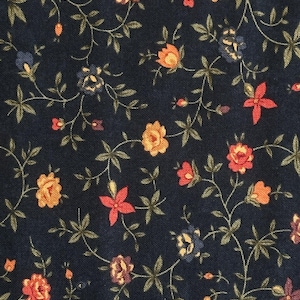 Könnte beinhalten: Ein dunkelblauer Stoff mit einem sich wiederholenden Muster aus kleinen orangefarbenen, roten und blauen Blumen. Die Blumen sind in einem Rankenmuster angeordnet.